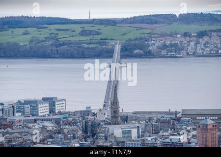 Vom Denkmal an der Dundee Law Hill mit Blick über die Stadt zum Vierten oder Tay Road Bridge Dundee Schottland. Stockfoto