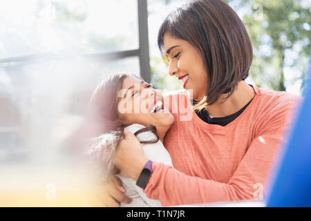 Glücklich, liebevolle Mutter und Tochter umarmen Stockfoto