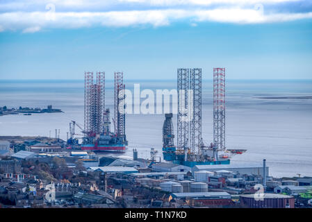 Blick nach unten vom Denkmal an der Dundee Gesetz über die Siedlungsgebiete zu den Yards und Stillegung Website in Dundee Schottland. Stockfoto