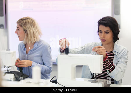 Schwerpunkt weibliche Mode Designer arbeiten an der Nähmaschine Stockfoto