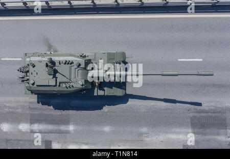 Moskau, den 9. Mai 2018. Moderne selbstfahrende Artillerie 2 S 35 Koalitsiya-SV kehrt aus dem Roten Platz nach dem Sieg Day Parade, Ansicht von oben. Stockfoto