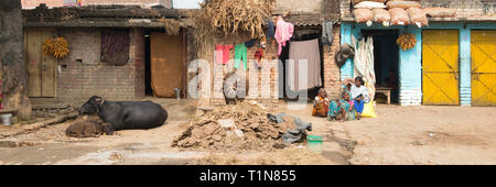 RAJMAHAL, Bihar, Indien - Dezember 01-2015, einer Gruppe von Frauen sitzen vor ihren Häusern beobachten den Verkehr vorbei. Stockfoto