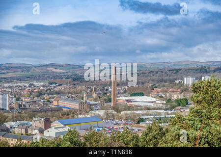 Blick nach unten vom Denkmal an der Dundee Gesetz über den Einzelhandel und die Industrie Seite der Stadt Dundee mit der Mischung aus modernen Einzelhandels- und Vergangenheit indu Stockfoto