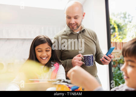 Vater und Verwendung digitaler Tablet- und smart phone Tochter Stockfoto