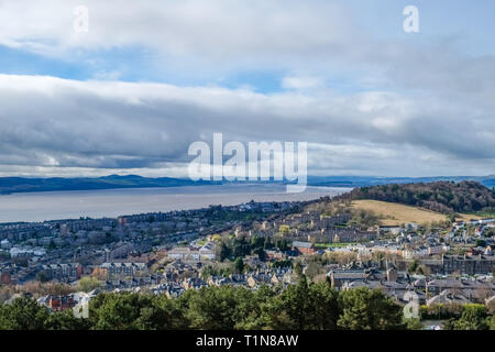 Blick nach unten vom Denkmal an der Dundee Gesetz über die Forth von Tay Mündung in die Ferne. Stockfoto