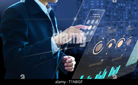 Geschäftsmann eingabe code auf moderne virtuelle Touchscreen als Zugang zu Investitionen Informationen zum Risikomanagement und Analyse zur Investitionsrendite. Stockfoto