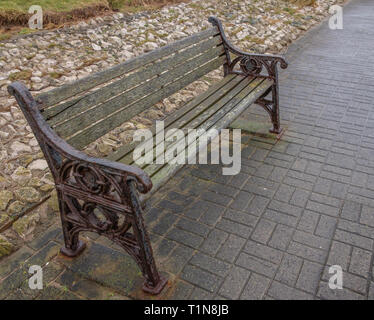 Irvine Hafen North Ayrshire, Schottland und eine Alte verrostete und Wetter geschlagen Stuhl oder auf einer Sitzbank, die durch Wind und Regen abgestreift wurde. Stockfoto