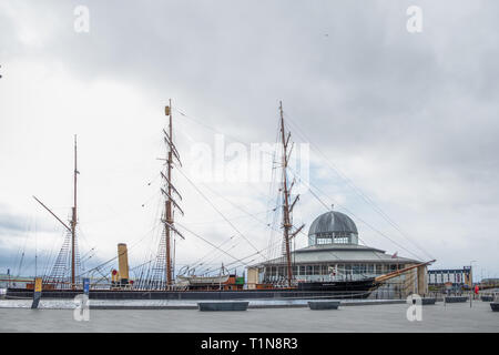 Dundee, Schottland, Großbritannien - März 22, 2019: RRS Discovery ist eine Barke verzurrte Hilfs steamship für Antarktisforschung gebaut und im Jahr 1901 ins Leben gerufen. Es Jetzt Stockfoto