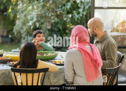 Familie beim Abendessen am Tisch Stockfoto