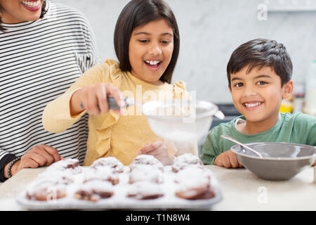 Portrait glückliche Familie backen in der Küche Stockfoto