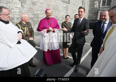 TV-Moderator Ryan Tubridy im Gespräch mit Bischof Fintan Monahan (3. links) und Aide de Camp für Präsident Michael D. Higgins Colonel Liam Condon und Aide de Camp für Taoiseach Leo Varadkar Kommandant Caroline Burke folgenden eine Masse der Erinnerung und der Feier des Lebens von HPV-Impfstoff Mitkämpfer Laura Brennan, der an Gebärmutterhalskrebs gestorben, am Dom Ennis, Co. Clare. Stockfoto