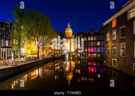 Blick auf die Stadt von Amsterdam, die Niederlande mit Amstel bei Nacht. Stockfoto