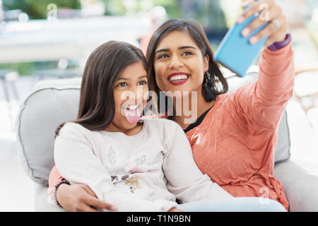Verspielte Mutter und Tochter unter selfie mit Kamera Handy Stockfoto