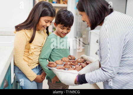 Mutter und Kinder backen Muffins Schokolade Stockfoto