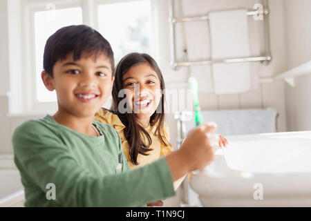 Portrait happy Bruder und Schwester Zähneputzen im Badezimmer Stockfoto