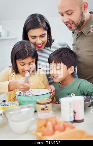 Familie Backen in Küche Stockfoto