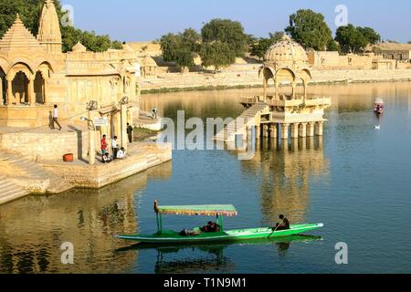 Indien, JAISALMER, Sportboote vor der hinduistischen Tempeln in Garisar See Stockfoto