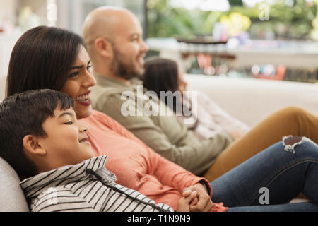 Familie vor dem Fernseher im Wohnzimmer-sofa Stockfoto