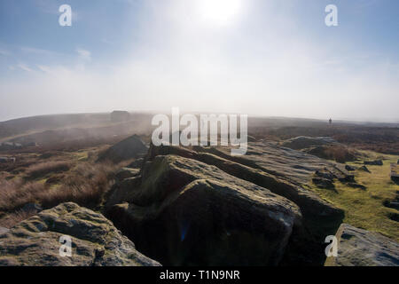 Cross-country-Läufer, die auf Ilkley Moor auf einem nebligen Morgen Stockfoto