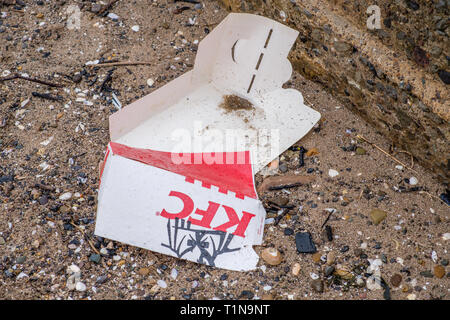 Irvine, Schottland, UK - 18. März 2019: Umwelt Bild von Abfällen mit etwas Pappe von KFC (Kentucky Fried Chicken) verworfen werden auf der Beac Stockfoto