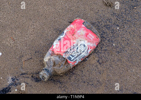 Irvine, Schottland, Großbritannien - März 18, 2019: Ökologische Bild von Abfällen mit einem Boost Sport Bottle, die gewaschen worden ist, oder aus der Stockfoto