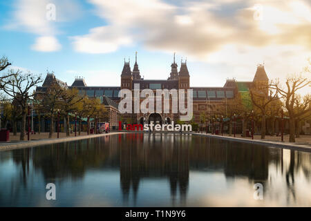 Amsterdam, Niederlande - 3. Mai 2016: Schöne Tulpen vor dem Rijksmuseum (Staat Museum), ein beliebtes Touristenziel in Amsterd Stockfoto