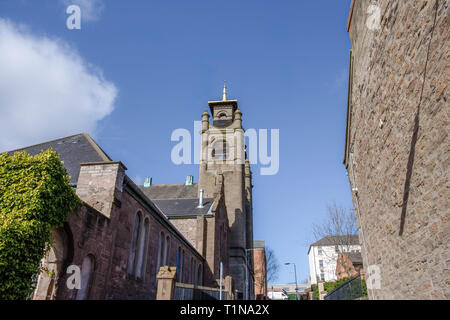 Dundee, Schottland, Großbritannien, 23. März 2019: Die Suche nach Forebank Straße vorbei an der Katholischen Kirche mit ihren imposanten Türme Dundee City Stockfoto