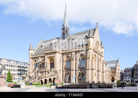 Dundee, Schottland, Großbritannien, 23. März 2019: Einige der eindrucksvollen Architektur in Dundee mit der McManus Kunstgalerie und Museum im Zentrum von Stockfoto