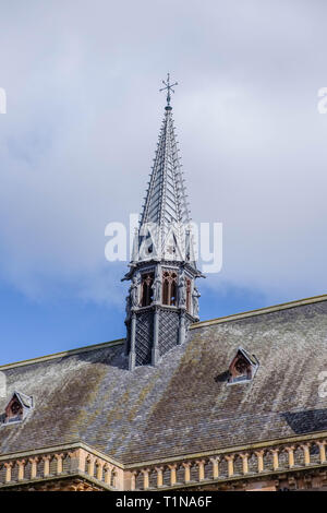 Dundee, Schottland, Großbritannien, 23. März 2019: Einige der eindrucksvollen Architektur in Dundee mit der McManus Kunstgalerie und Museum Spier oder Tower innerhalb der Stockfoto