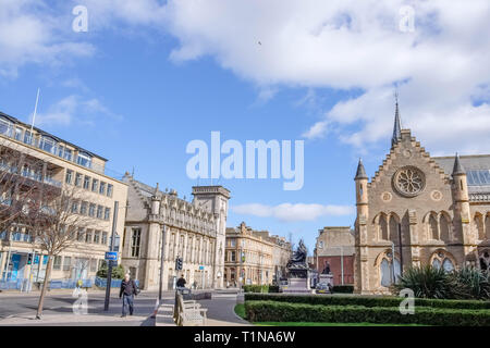 Dundee, Schottland, Großbritannien, 23. März 2019: Einige der eindrucksvollen Architektur in Dundee mit der McManus Kunstgalerie und Museum Spier oder Tower innerhalb der Stockfoto