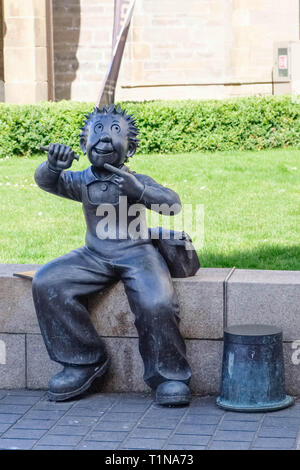 Dundee, Schottland, Großbritannien - März 23, 2019 - Albert Square in Dundee außerhalb der McManus Galerie ist die Kleine dachte Statue des bekannten 'Oor Wullie" ein Sc Stockfoto