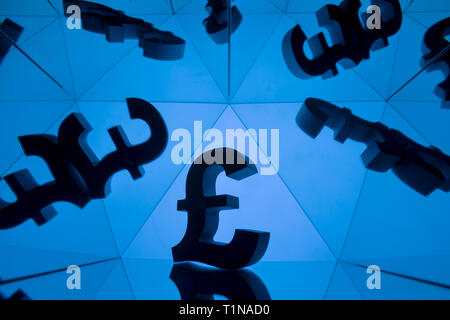 British Pound Sterling Währungssymbol mit vielen Spiegeln die Bilder der sich auf blauem Hintergrund Stockfoto