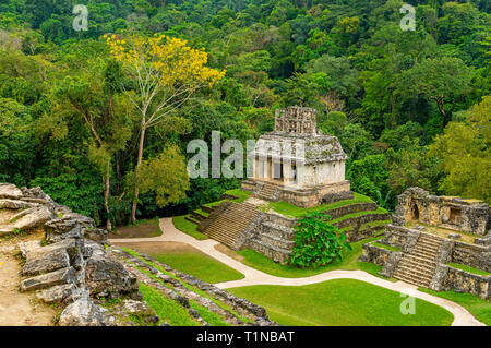 Luftaufnahme der Maya Tempel Ruinen von Palenque, mit einem tropischen Regenwald, tagsüber in der Nähe von Palenque, Chiapas, Mexiko. Stockfoto