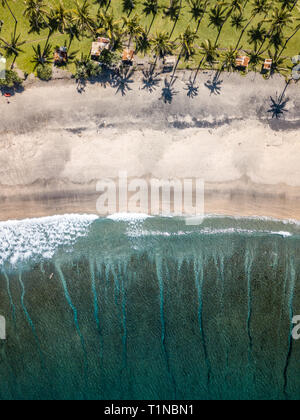 Luftaufnahme von einem Strand in der Nähe von Senggigi, Lombok, Indonesien Stockfoto