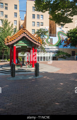 Männer an der Pagode im Pavillon in das Internationale Viertel in Seattle, Washington. Stockfoto