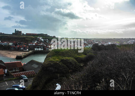 Whitby, Blick auf die Bucht und Whitby Abbey Stockfoto