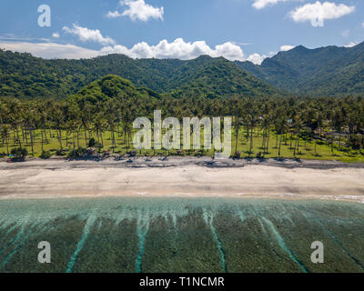 Luftaufnahme von einem Strand in der Nähe von Senggigi, Lombok, Indonesien Stockfoto