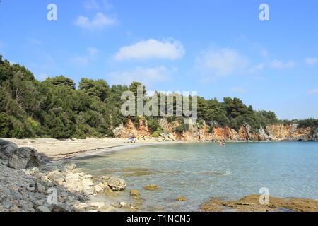 Strand von Skala, ein Sandstrand, der von Pinien in der Nähe von Parga, Preveza, Epirus, Griechenland im Sommer umgeben Stockfoto