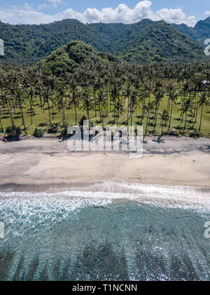 Luftaufnahme von einem Strand in der Nähe von Senggigi, Lombok, Indonesien Stockfoto