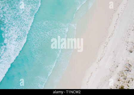 Luftaufnahme von tropischen Sandstrand Strand im Sommer in Western Australia, Australien. Stockfoto