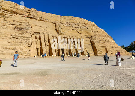 Der Tempel der Hathor und Nefertari, auch bekannt als der kleine Tempel in Abu Simbel, Ägypten, Nordafrika Stockfoto