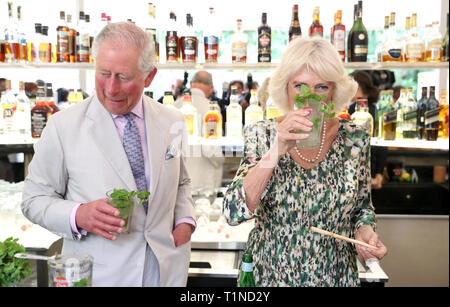 Der Prinz von Wales und die Herzogin von Cornwall genießen Sie einen Mojito, da sie ein paladar genannt Habanera besuchen, ein privat geführtes Restaurant in Havanna, Kuba. Stockfoto