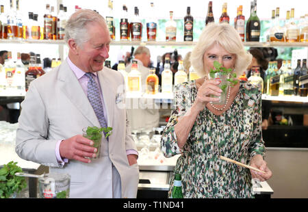 Der Prinz von Wales und die Herzogin von Cornwall genießen Sie einen Mojito, da sie ein paladar genannt Habanera besuchen, ein privat geführtes Restaurant in Havanna, Kuba. Stockfoto