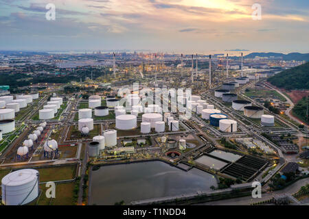 Luftaufnahme der Öl- und Gasindustrie - Raffinerie in der Dämmerung Stockfoto