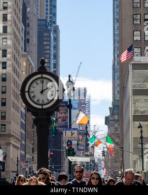 Bürgersteig Uhr von Seth Thomas mit 522 Fifth Avenue und West 44th Street, Manhattan, New York City. März 2018 Stockfoto