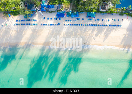 Luftaufnahme der Sandstrand mit Touristen Schwimmen im schönen klaren Meer Wasser in Phuket, Thailand. Stockfoto