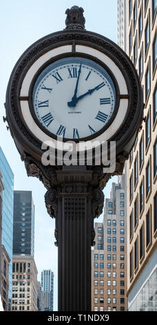 Nahaufnahme der Bürgersteig Uhr von Seth Thomas mit 522 Fifth Avenue und West 44th Street, Manhattan, New York City. März 2018 Stockfoto