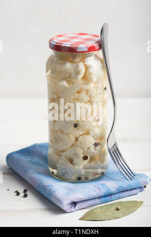 Fermentierte Blumenkohl in Glas auf ein blau serviette. Zentrale Zusammensetzung Stockfoto