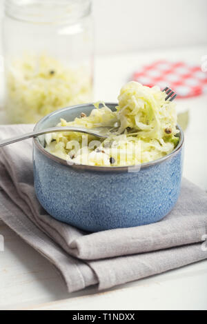 Das Sauerkraut fermentierten Kohl. Typische fermentierter Lebensmittel in einigen Ländern wie Russland. Polen oder Deutsche. Es ist der Hauptbestandteil des Bigos Stockfoto