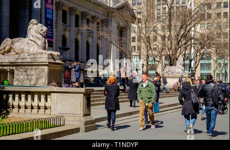 Menschen gehen vor New York City Public Library Main Branch & auf die Schritte in der Fifth Avenue in Midtown Manhattan, New York City, USA sitzen. Mar 2018 Stockfoto